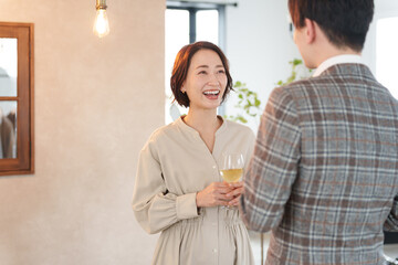 お酒を飲む男性と女性