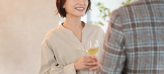 お酒を飲む男性と女性