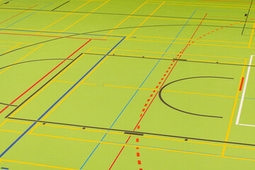 Hallenboden in einer Sporthalle mit diversen Spielfeld Linien

