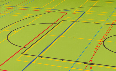 Hallenboden in einer Sporthalle mit diversen Spielfeld Linien
