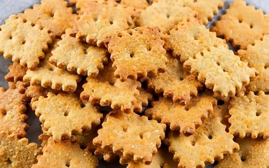 Foto op Plexiglas Yellow spicy crackers on a white plate. Breadcrumbs for beer. Snack © Valentin
