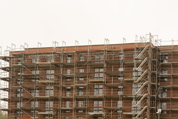 Baugerüst an einem Gebäude für Sanierungsarbeiten