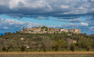 Vue panoramique du village de Lussan, Gard, France