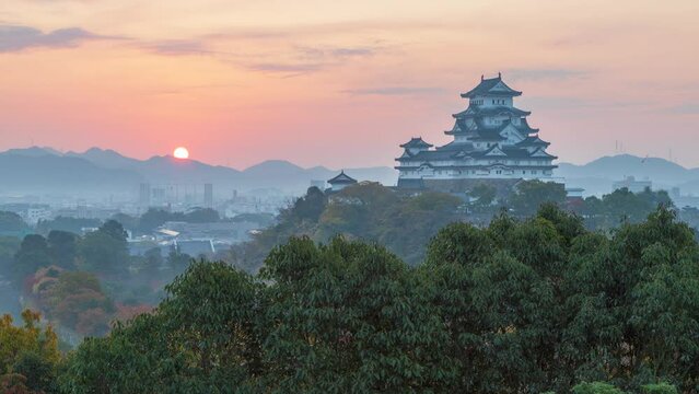 男山配水池公園から眺める姫路城と日の出　兵庫県姫路市にて
