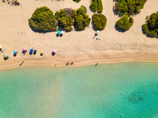 Estate in Salento, Gallipoli : spiaggia di Rivabella con le sue acque turchesi e le dune, vista dal drone top-down