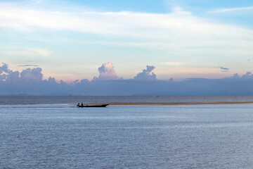 Obraz premium Fishing boat on the lake with beautiful cloudscape.