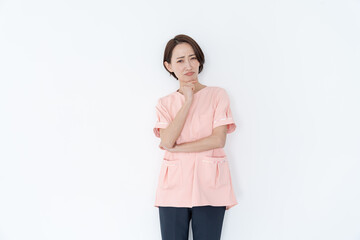 考え事をする医療服を着た女性