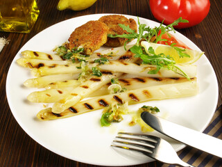Grilled white asparagus with falafel and salad - Vegan - 751343058