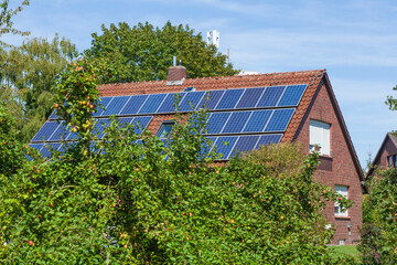 Fototapeta na wymiar Modernes Wohngebäude mit Solardach und Apfelbäumen, Wunstorf, Niedersachsen, Deutschland