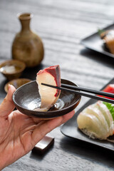 白身の刺身、カンパチの刺身を食べる