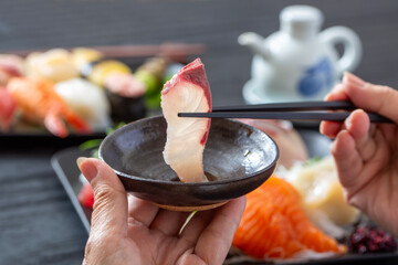白身の刺身、カンパチの刺身を食べる