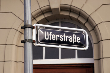 Fototapeta premium uferstraße straßenschild