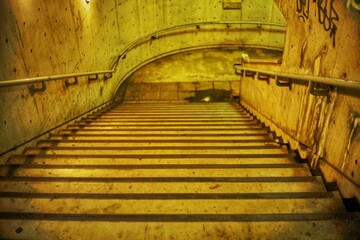 古い地下道へ降りる階段