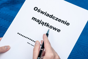 Polski napis ,,oświadczenie majątkowe,,  na kartce papieru, wypełniać formularz