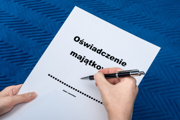 Wypełniać dokumenty, polski napis oświadczenie majątkowe na kartce papieru
