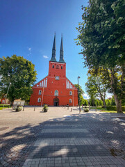 Blick auf die Turmfassade des Dom zu Växjö
Växjö domkyrka, im Sommer bei blauem Himmel,...
