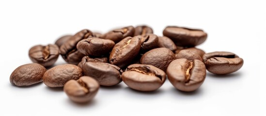 Naklejka premium Aromatic Roasted Coffee Beans Scattered on a Clean White Background for Coffee Lovers and Baristas