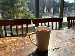 햇살좋은 창가 테이블 위에 올려진 머그잔