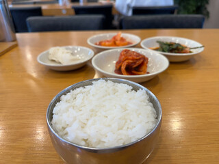 흰 쌀밥과 밑반찬