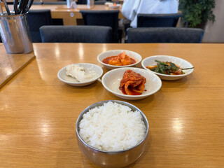 흰 쌀밥과 밑반찬