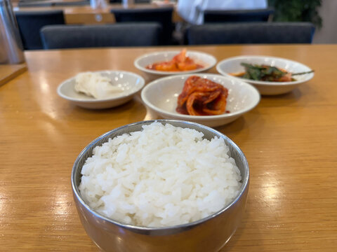 흰 쌀밥과 밑반찬