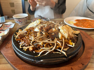 돌판에 담긴 짜장면