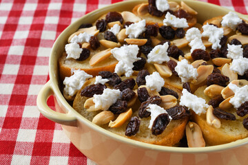 四旬節 （クアレスマ）に食べるメキシコの伝統的なデザート　カピロターダ　コピースペースあり　Capirotada (Mexican Bread Pudding), a traditional Mexican dessert eaten during Cuaresma, with copy space