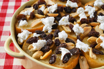 四旬節 （クアレスマ）に食べるメキシコの伝統的なデザート　カピロターダ　コピースペースあり　Capirotada (Mexican Bread Pudding), a traditional Mexican dessert eaten during Cuaresma, with copy space