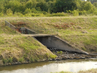 Collector flap with housing on the river embankment