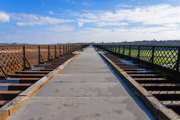 Obraz premium Across the restored Victorian Bennerley Viaduct high above the River Erewash in Ilkeston, Derbyshire.