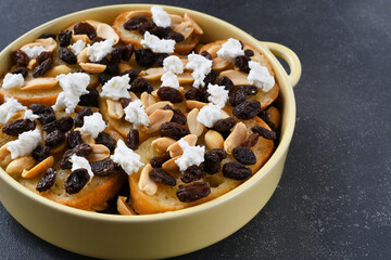 四旬節 （クアレスマ）に食べるメキシコの伝統的なデザート　カピロターダ　黒背景　コピースペースあり　Capirotada (Mexican Bread Pudding), a traditional Mexican dessert eaten during Cuaresma on black background with copy space