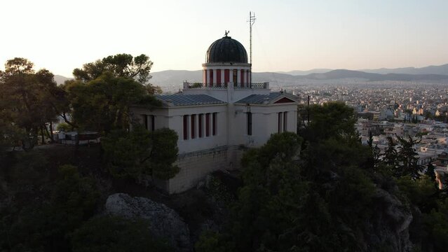 Ciekawy budynek na tle ogromnego miasto w Grecji