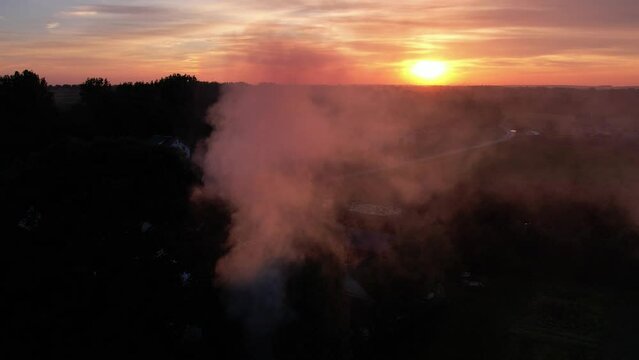 Dym z ogniska na tle Zachodzącego słońca