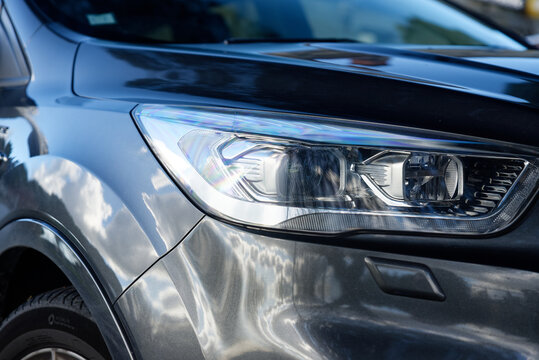 Phare automobile avant x&eacute;non en gros plan. Optique voiture 