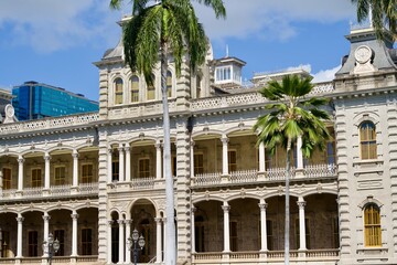 Iolani Palace and palm trees in Hawaii