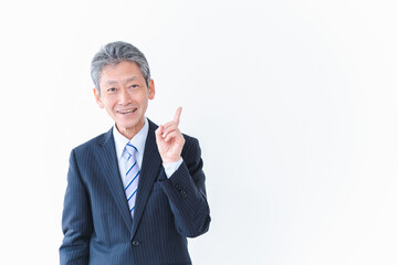 おすすめを指差すシニアのビジネスマン