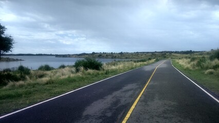 ruta central con arroyo y naturaleza alrededor