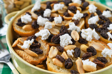 四旬節 （クアレスマ）に食べるメキシコの伝統的なデザート　カピロターダ　コピースペースあり　Capirotada (Mexican Bread Pudding), a traditional Mexican dessert eaten during Cuaresma with copy space