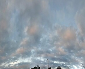 cielo en panorámica celeste con nubes con distintos tonos