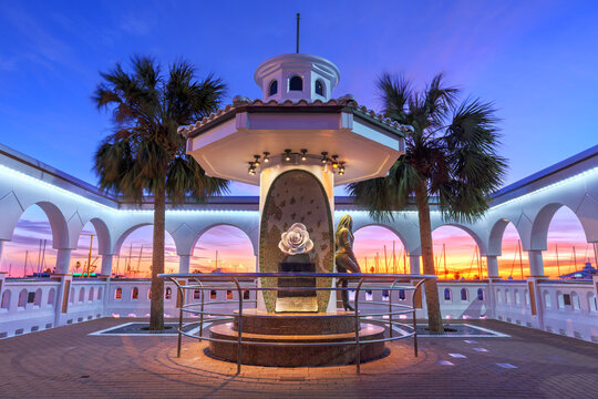  The Mirador de la Flor Selena Monument