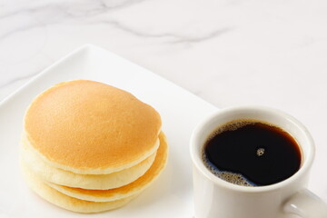 メープルシロップがたっぷり入ったパンケーキと淹れたてのコーヒーでコーヒーブレイク
