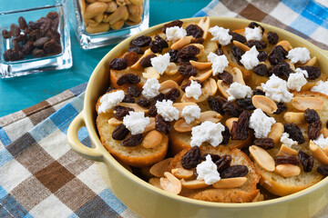 四旬節 （クアレスマ）に食べるメキシコの伝統的なデザート　カピロターダ　コピースペースあり　Capirotada (Mexican Bread Pudding), a traditional Mexican dessert eaten during Cuaresma with copy space