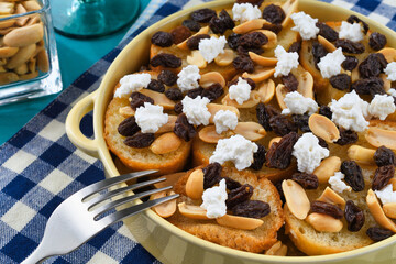 四旬節 （クアレスマ）に食べるメキシコの伝統的なデザート　カピロターダ　コピースペースあり　Capirotada (Mexican Bread Pudding), a traditional Mexican dessert eaten during Cuaresma with copy space