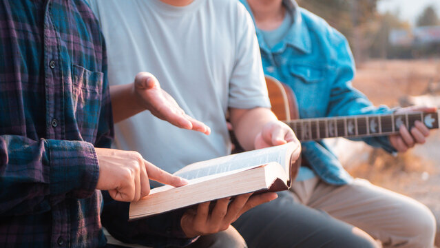 Christian group singing worship songs Read the Bible and share Bible verses.