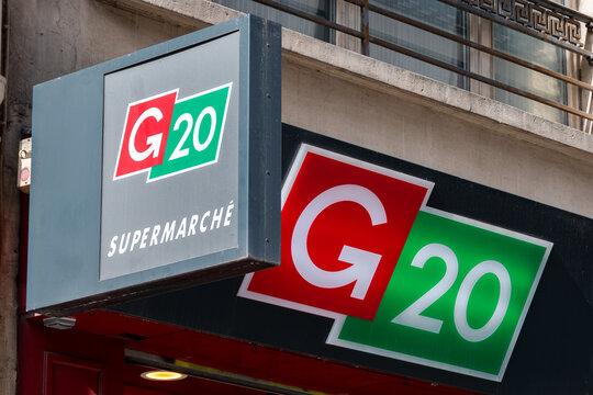 Paris, France - 4 mars 2024: Enseigne et logo d'un supermarch&eacute; G20. G20 est une cha&icirc;ne fran&ccedil;aise de magasins de proximit&eacute; situ&eacute;s principalement en r&eacute;gion parisienne