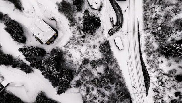 Verzauberte Winterwelten: Spektakul&auml;re Drohnenaufnahmen von schneebedeckten Landschaften und eisigen Wundern.