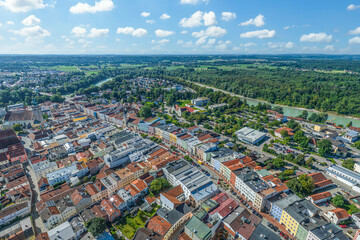 Die oberbayerische Stadt Mühldorf in der Region Inn-Salzach von oben - obrazy, fototapety, plakaty