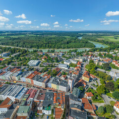 Fototapeta premium Die oberbayerische Stadt Mühldorf in der Region Inn-Salzach von oben, Blick über die Altstadt zum Inn