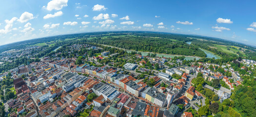 Mühldorf am Inn - Panoramablick auf die historische Innenstadt mit ihrer Architektur im typischen...