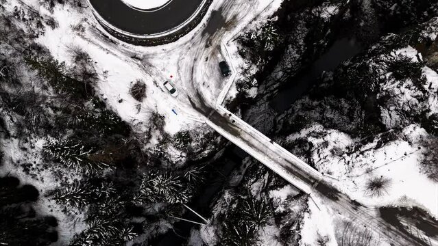 Verzauberte Winterwelten: Spektakul&auml;re Drohnenaufnahmen von schneebedeckten Landschaften und eisigen Wundern.